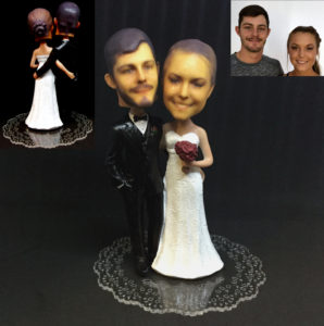 Custom bobblehead caketopper with 1:4 scale (L) heads.